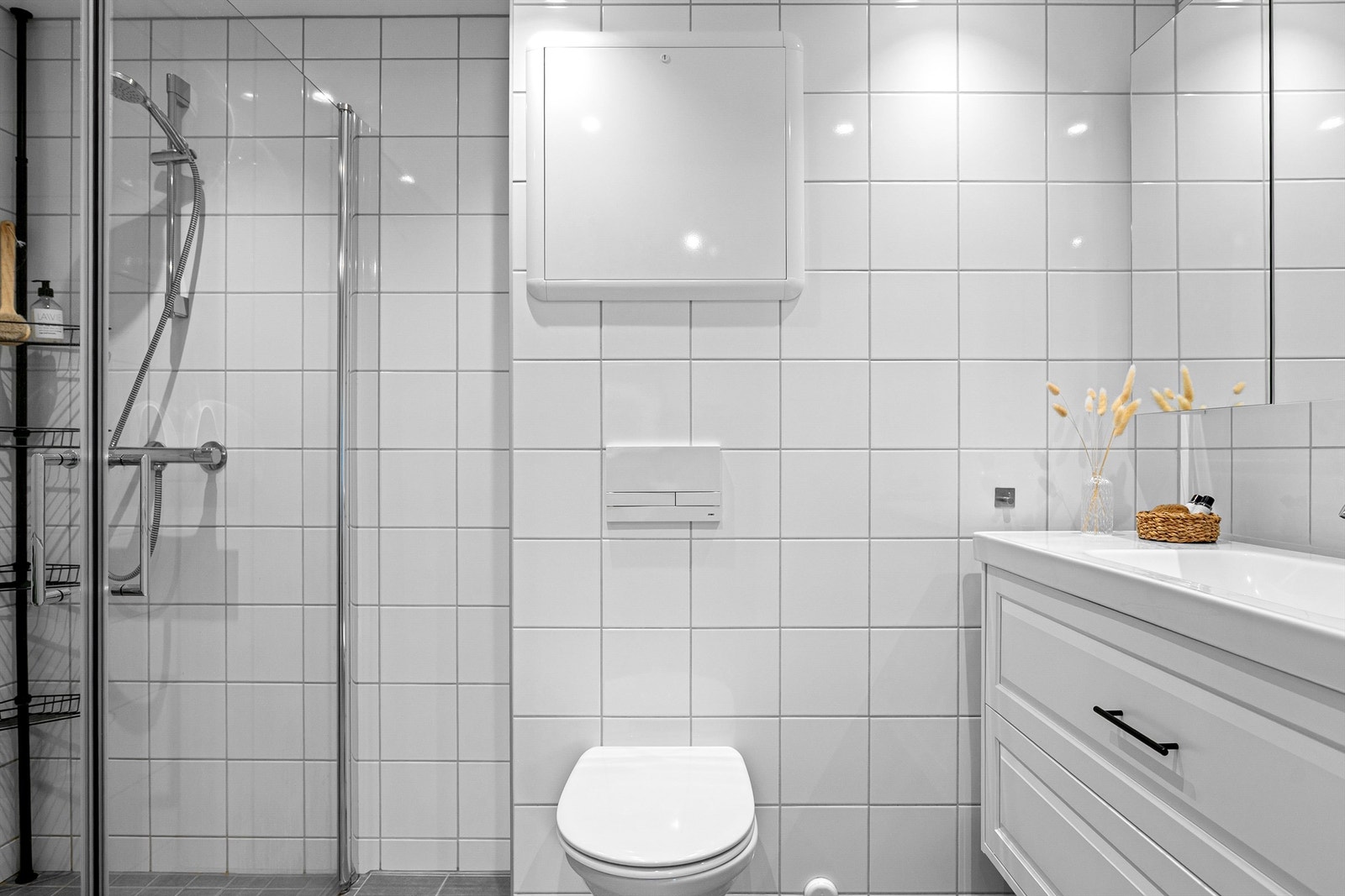 Badet kan også skilte med vegghengt toalett, rør-i-rør, varmekabler på gulv og spotter i tak. Galleribilde