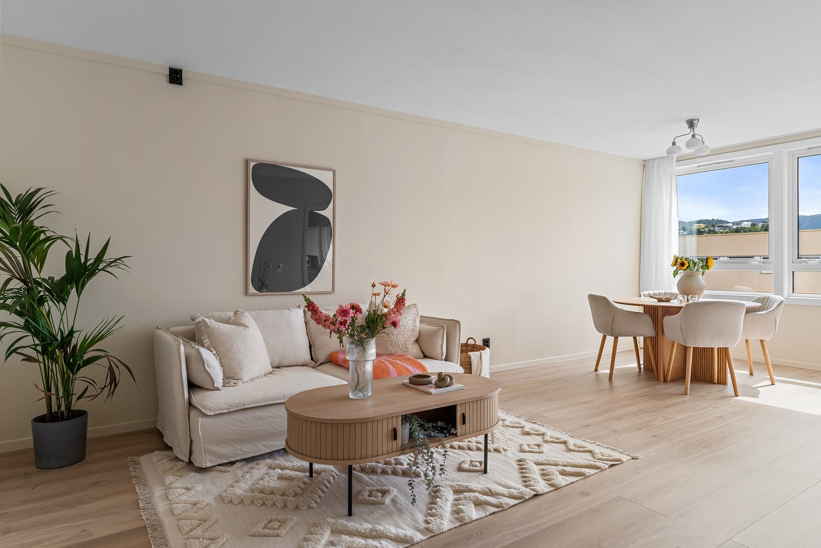 Leiligheten ble pusset opp i 2024/25 med nye gulv, lister og slette malte veggflater i stue, gang og alle soverom. Galleribilde