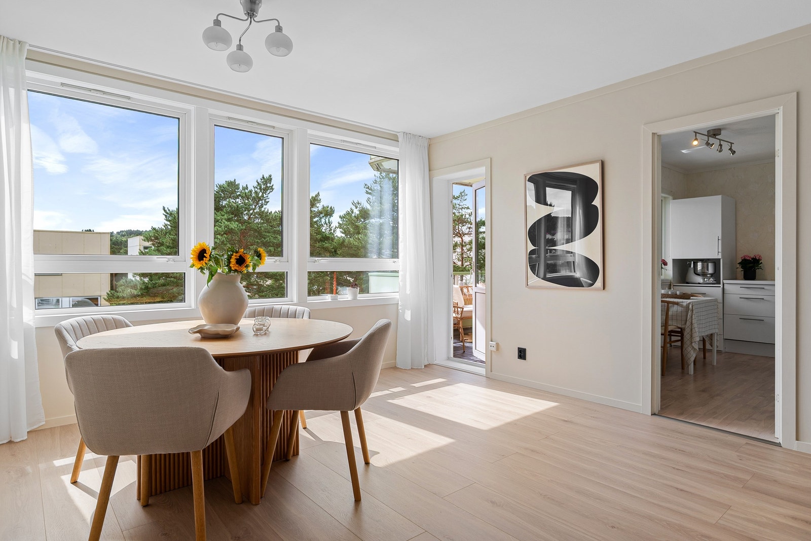 Inne i leiligheten finner vi lyse delikate fargetoner og store vinduer som gir godt med naturlig lys Galleribilde