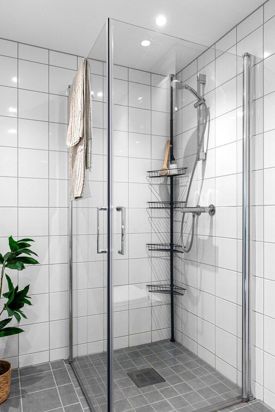 Stilren og praktisk innredning med innfellbare dusjvegger. Det er også verdt å merke seg at varmtvann er inkludert i felleskostnader som gir lavere strømutgifter. Galleribilde