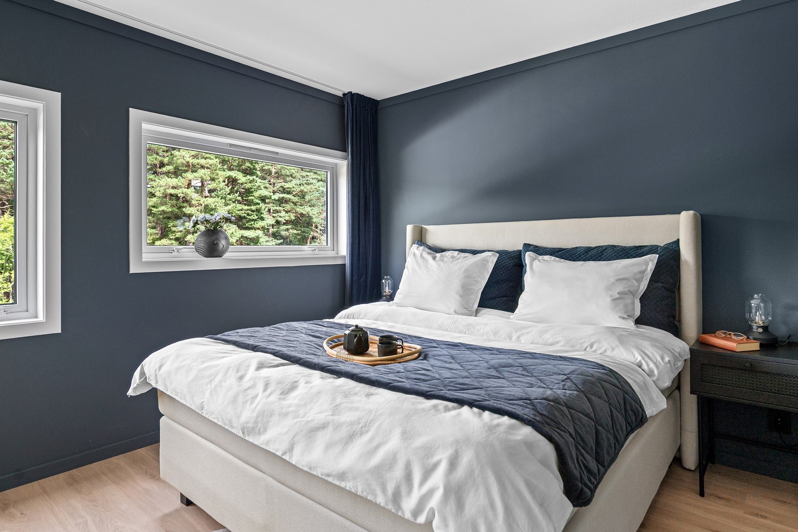 Stort hovedsoverom med en behgelig fargetone. God plass til 1.80 seng og nattbord på hver side. Galleribilde