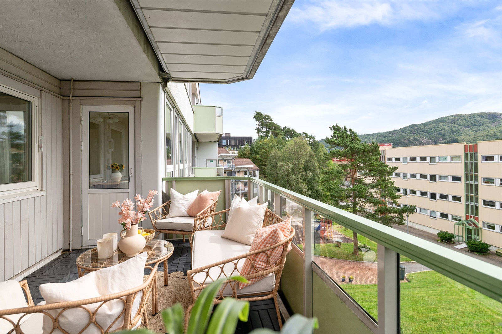 Romslig uteplass på 14 kvm med sol fra ca. 10-18:30 på sommerstid Galleribilde