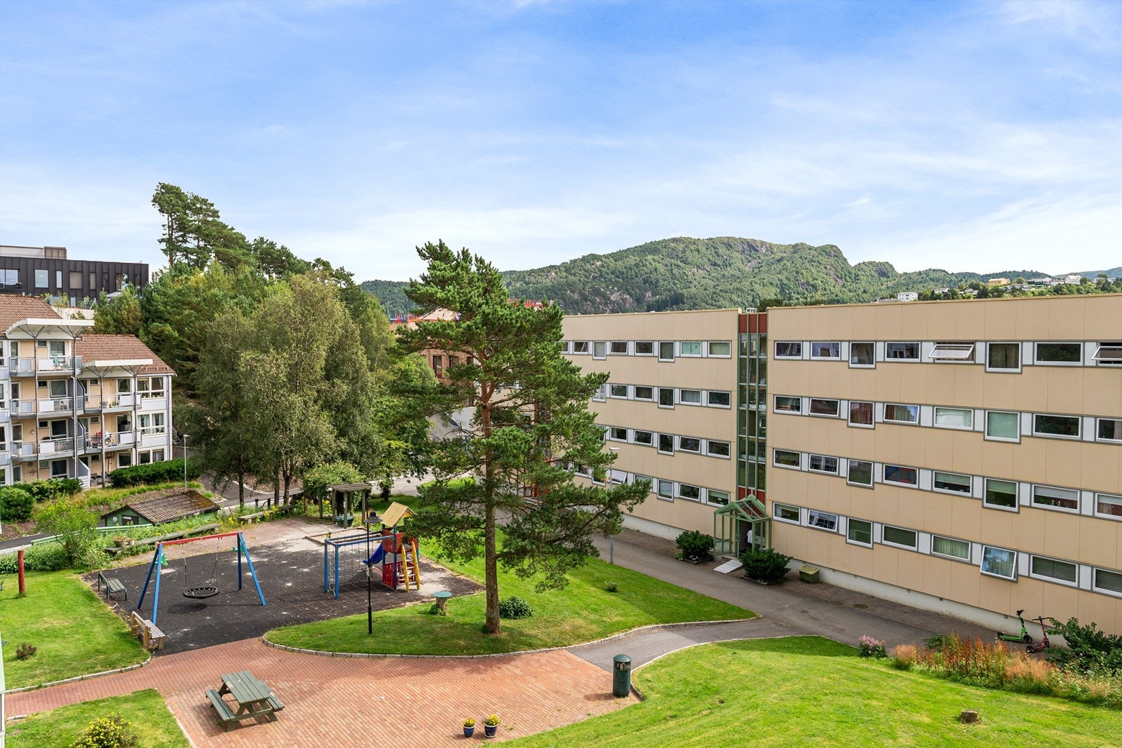 Utsikt til hyggelige fellesarealer, lekeplasser, sittegrupper og gressplener Galleribilde