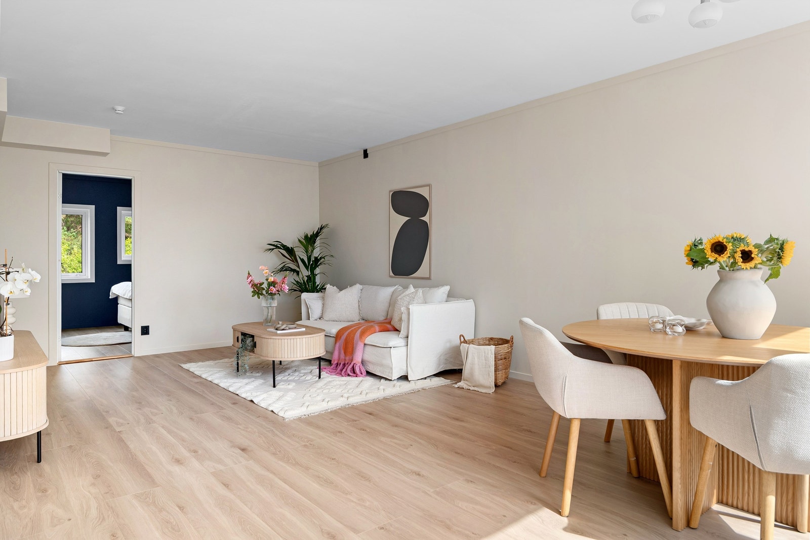 Stuen har god og luftig planløsning med plass til innredning i ulike soner Galleribilde