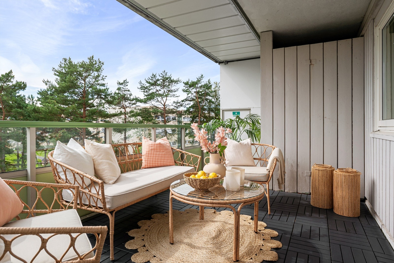 På fine sommerdager passer balkongen perfekt til servere måltidet ute Galleribilde