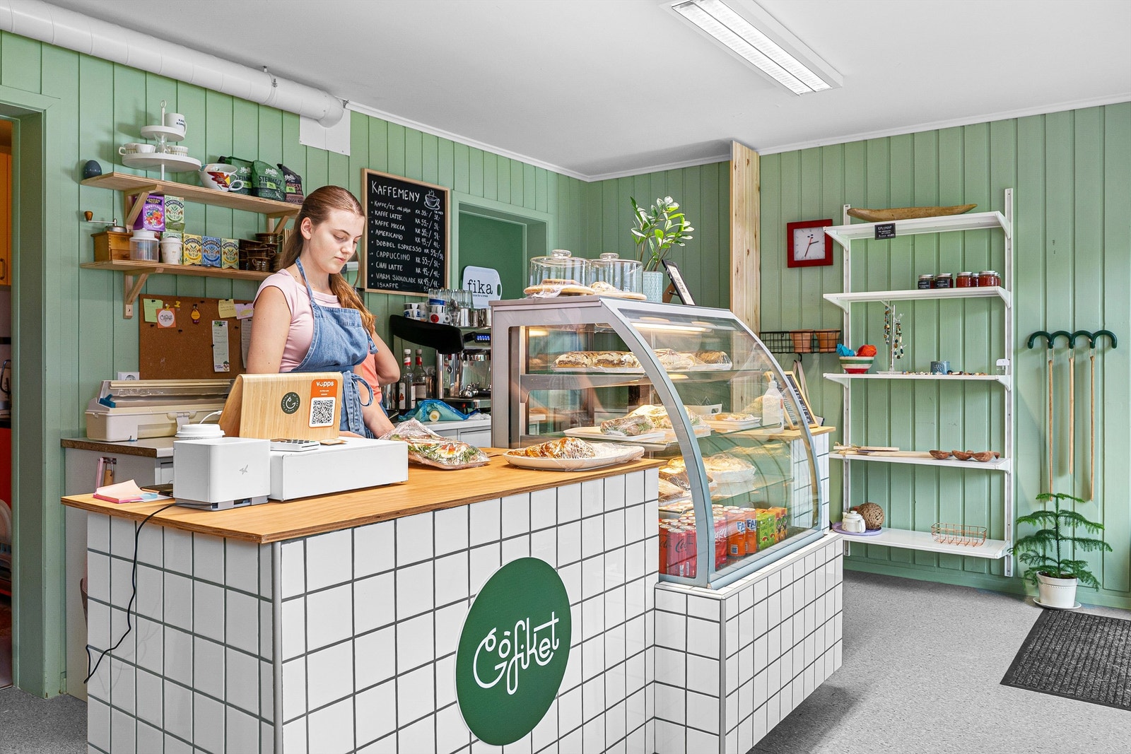 I disse trivelige cafelokalene får du handlet deilig bakst, smørbrød, kaker, kaffe og annet Galleribilde