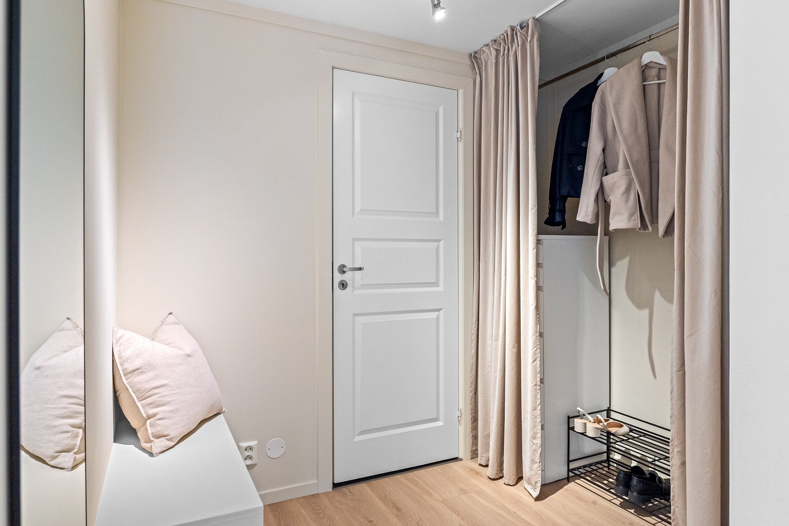 Kreativ "åpen" garderobeløsning med plass til yttertøyet" Galleribilde