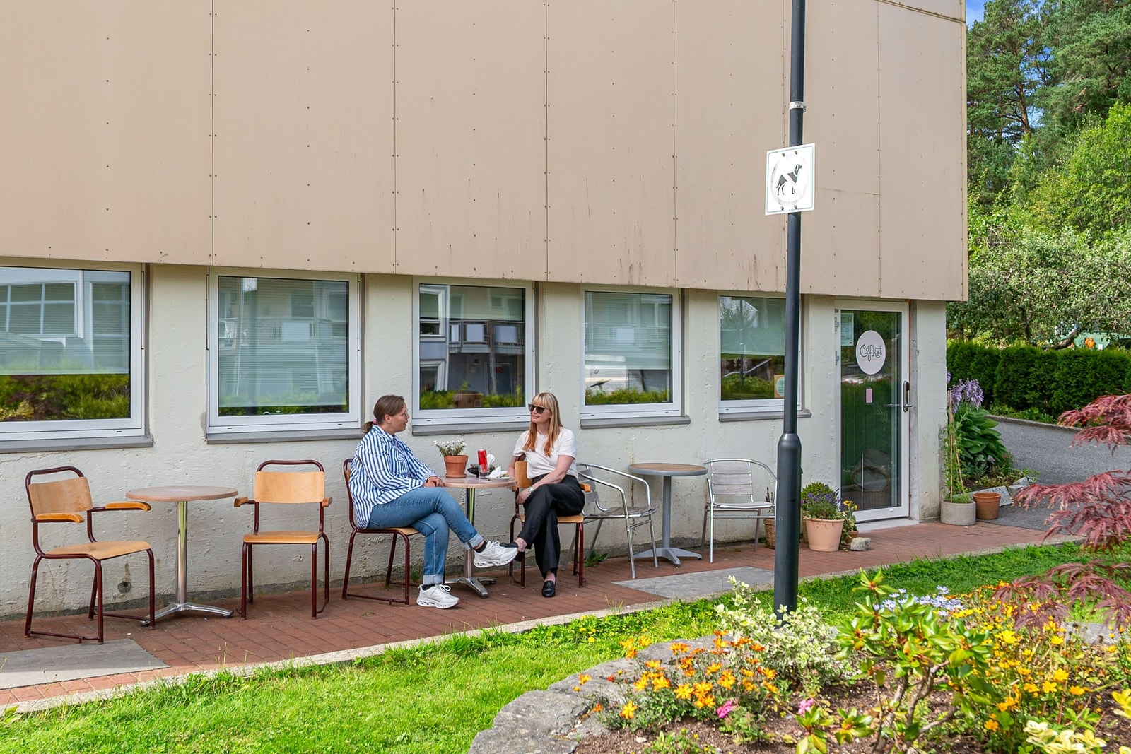 På enden av av blokkene finner du den populære og koselige nabolagscafeen Godfiket Galleribilde