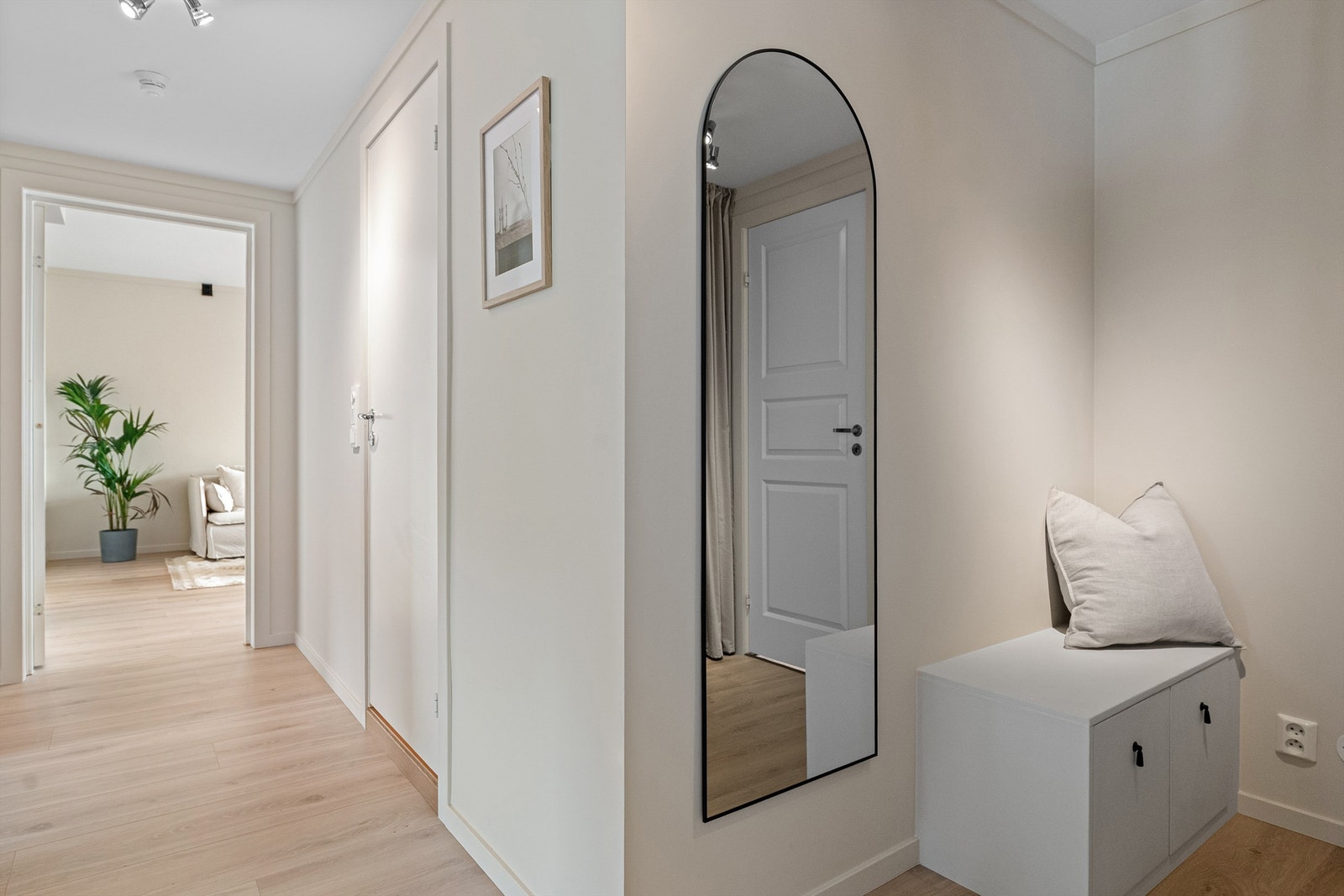 Leiligheten har en lys og innbydende gang/entré som tar deg godt i mot med gode garderobemuligheter. Galleribilde