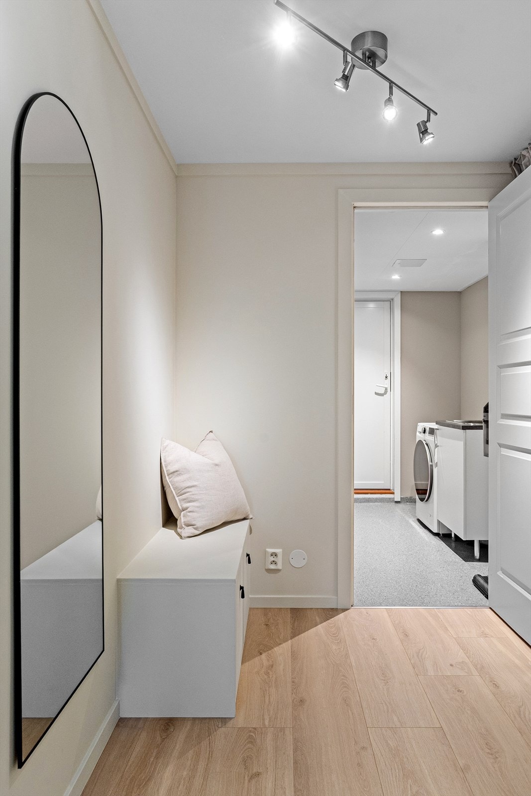 Fra gang er det adkomst til leilighetens vaskerom og sportsbod. Galleribilde