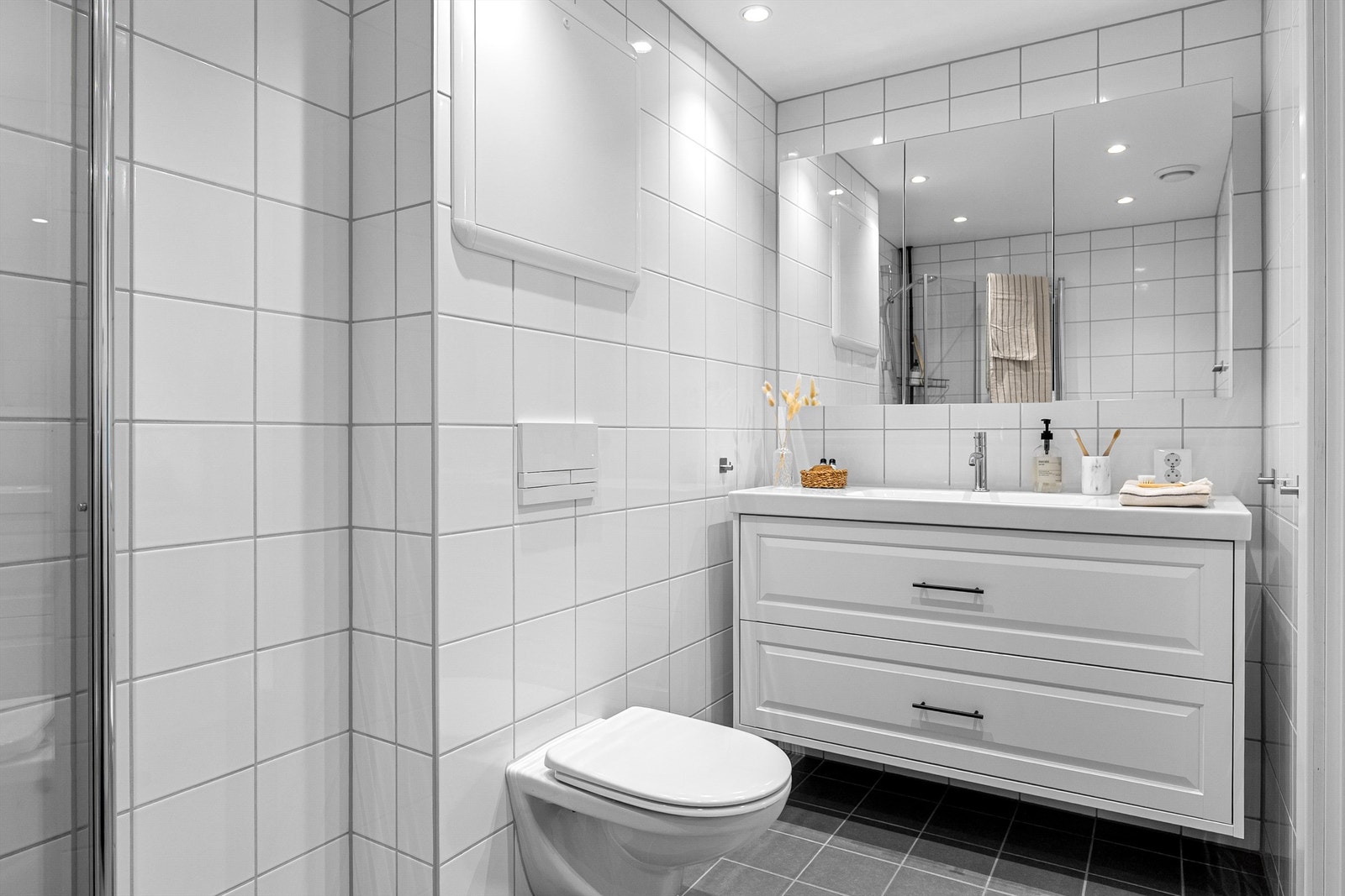 Helfliset og moderne bad fra 2020 som ble pusset opp i regi av borettslaget og oppgradert med ny servantmøbel i 2024 Galleribilde