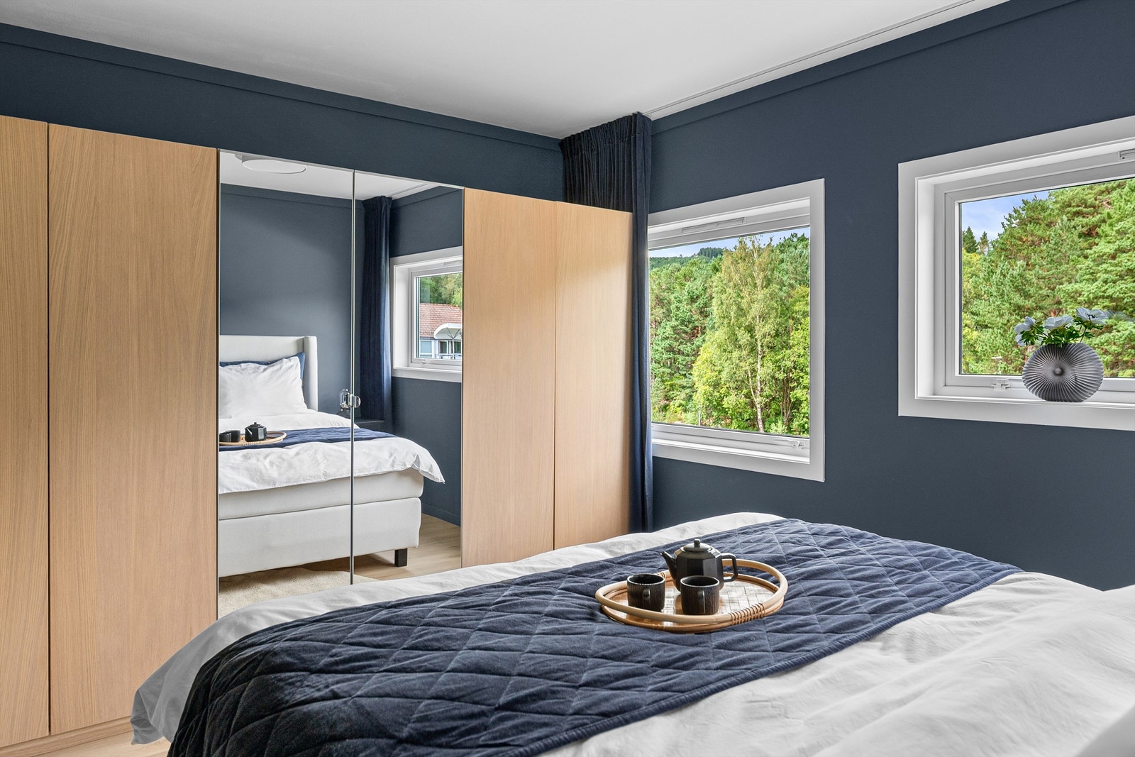 God oppbevaringsplass i medfølgende garderobeskap. Galleribilde