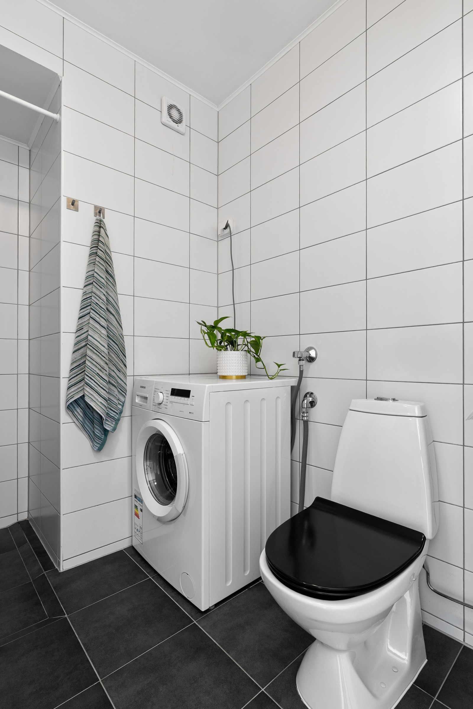 Badet er utstyrt med opplegg til vaskemaskin noe som gir deg en smidig og praktisk hverdag!