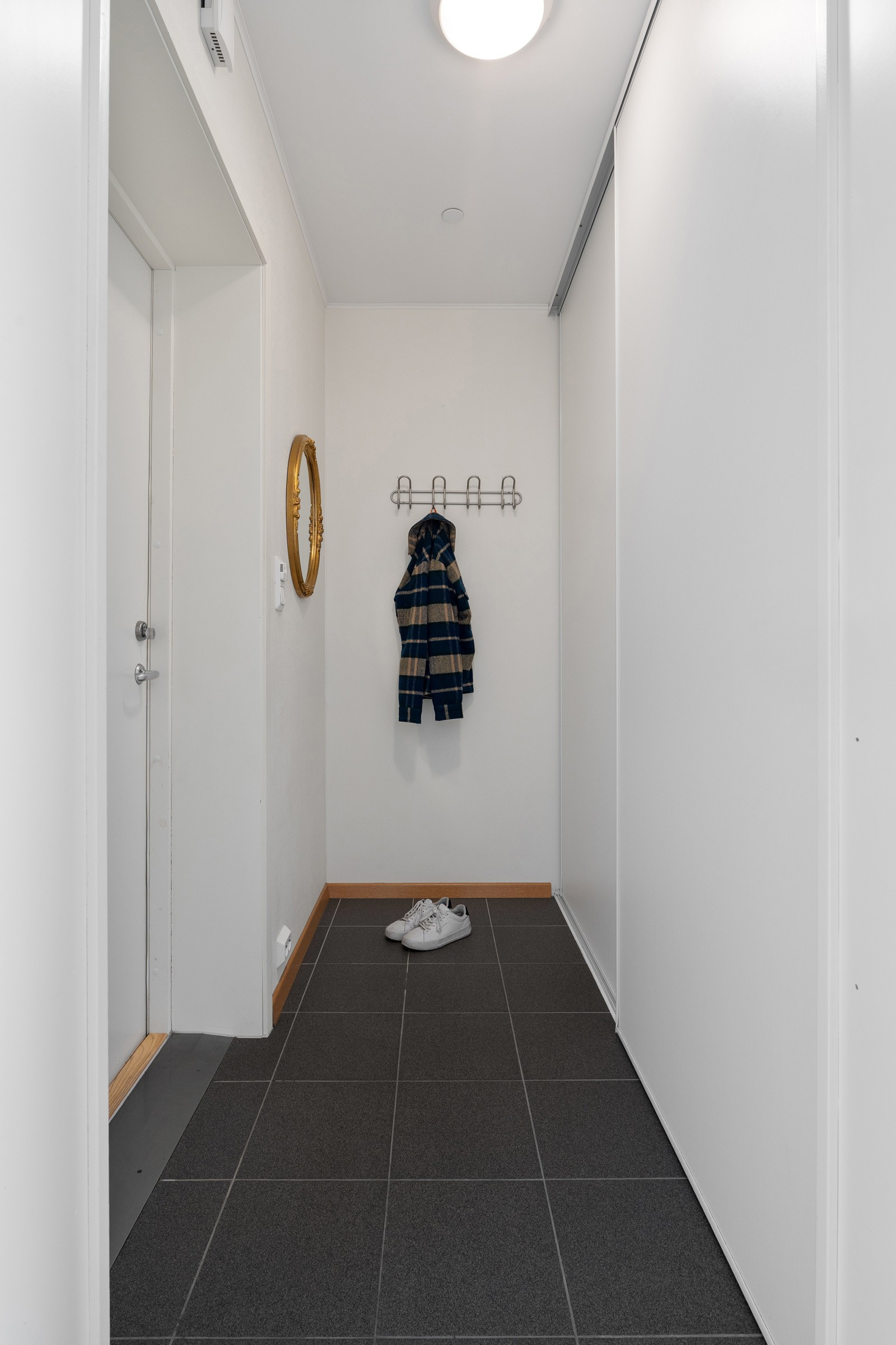 Lys og innbydende entre med behagelig gulvvarme.