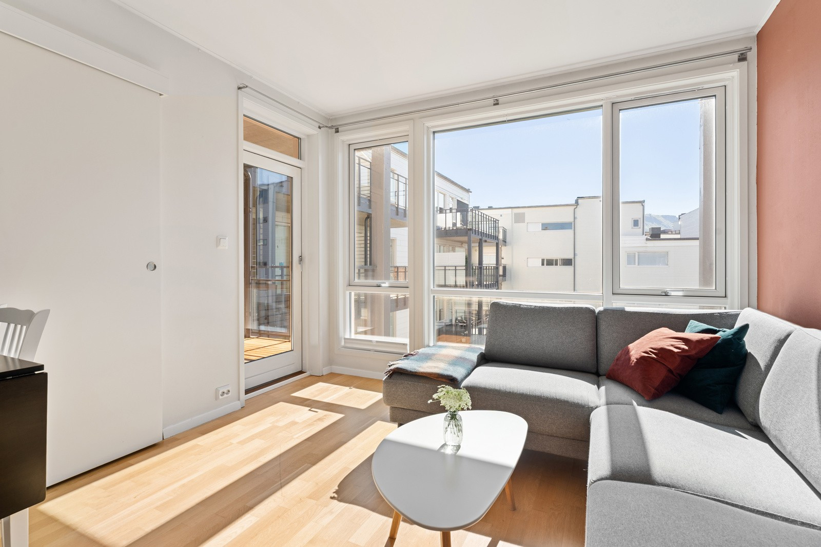 Stua har en god romfølelse og har plass til hjørnesofa og her har du direkte utgang til en solrik balkong.