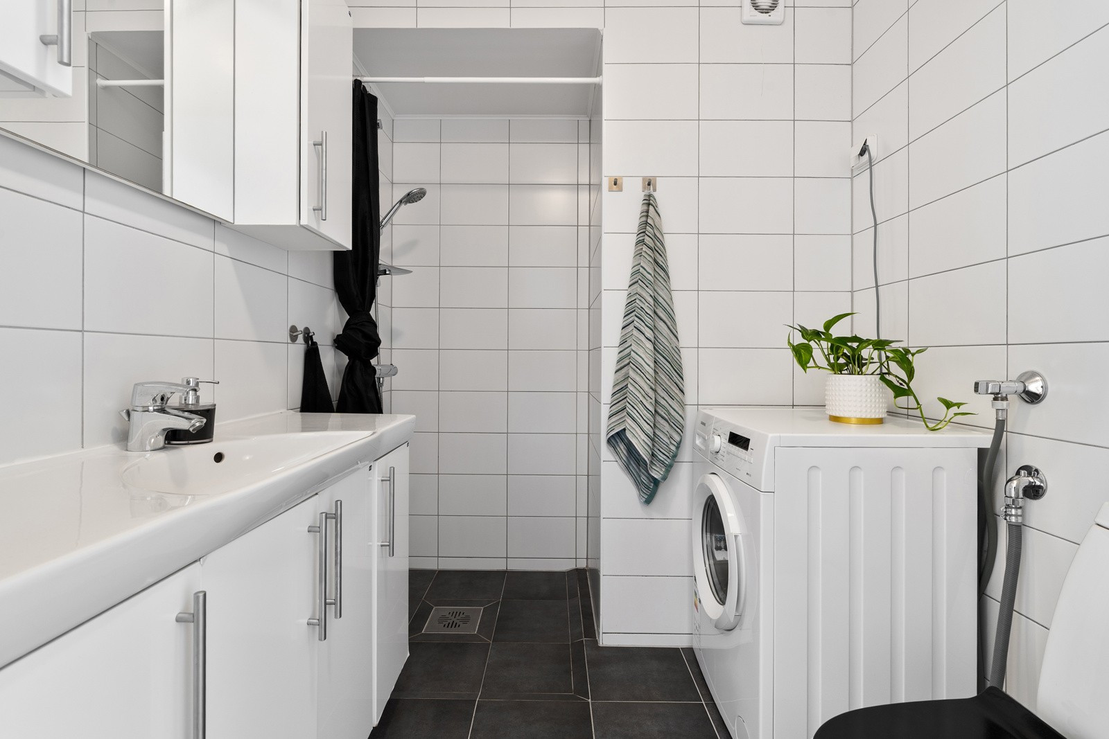Flislagt baderom med behagelig gulvvarme, badet skal renoveres i regi av sameiet og skal etter planen være ferdigstilt 5.september.