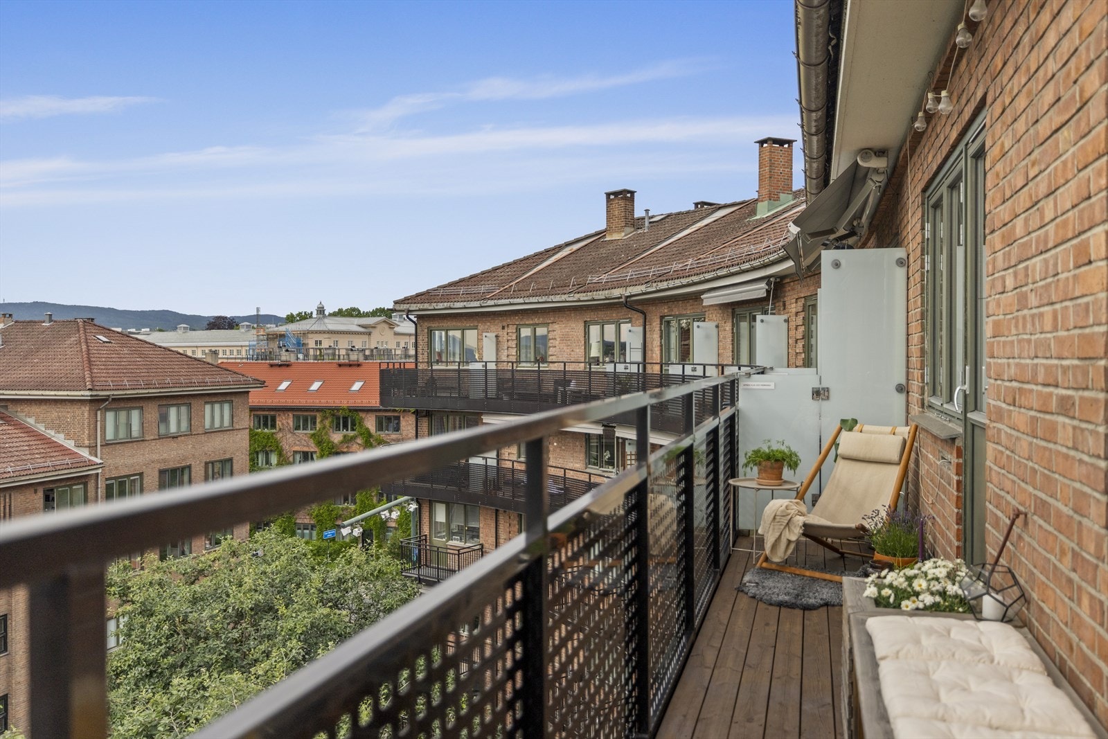 Vestvendt balkong på 9 kvm med adkomst via en balkongdør fra 2014. Galleribilde