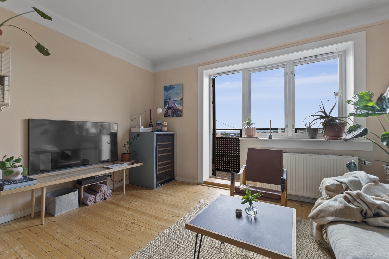 Stuen er romslig med god plass til både sofagruppe, salongbord og underholdningsutstyr som TV og lydanlegg. Galleribilde