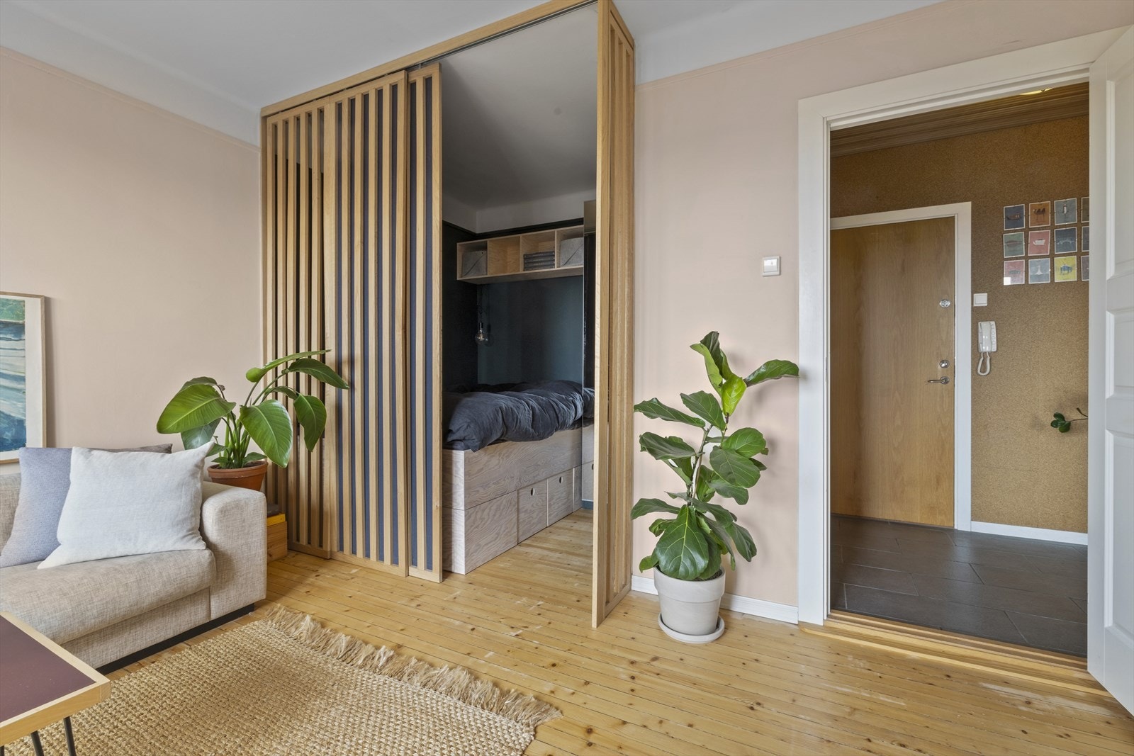 Mellomrom mellom spiler gjør at alkoven er luftig og at det ikke blir for varmt om sommeren Galleribilde