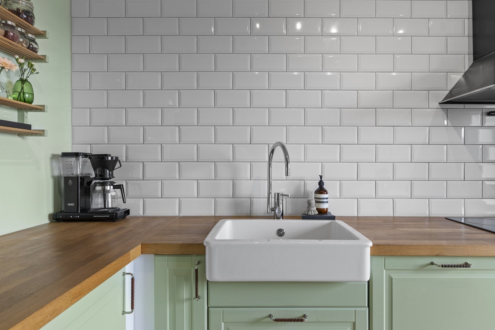 Det er kjøkkenventilator med avtrekk ut. Vannsikring/Waterguard og komfyrvakt er montert. Galleribilde