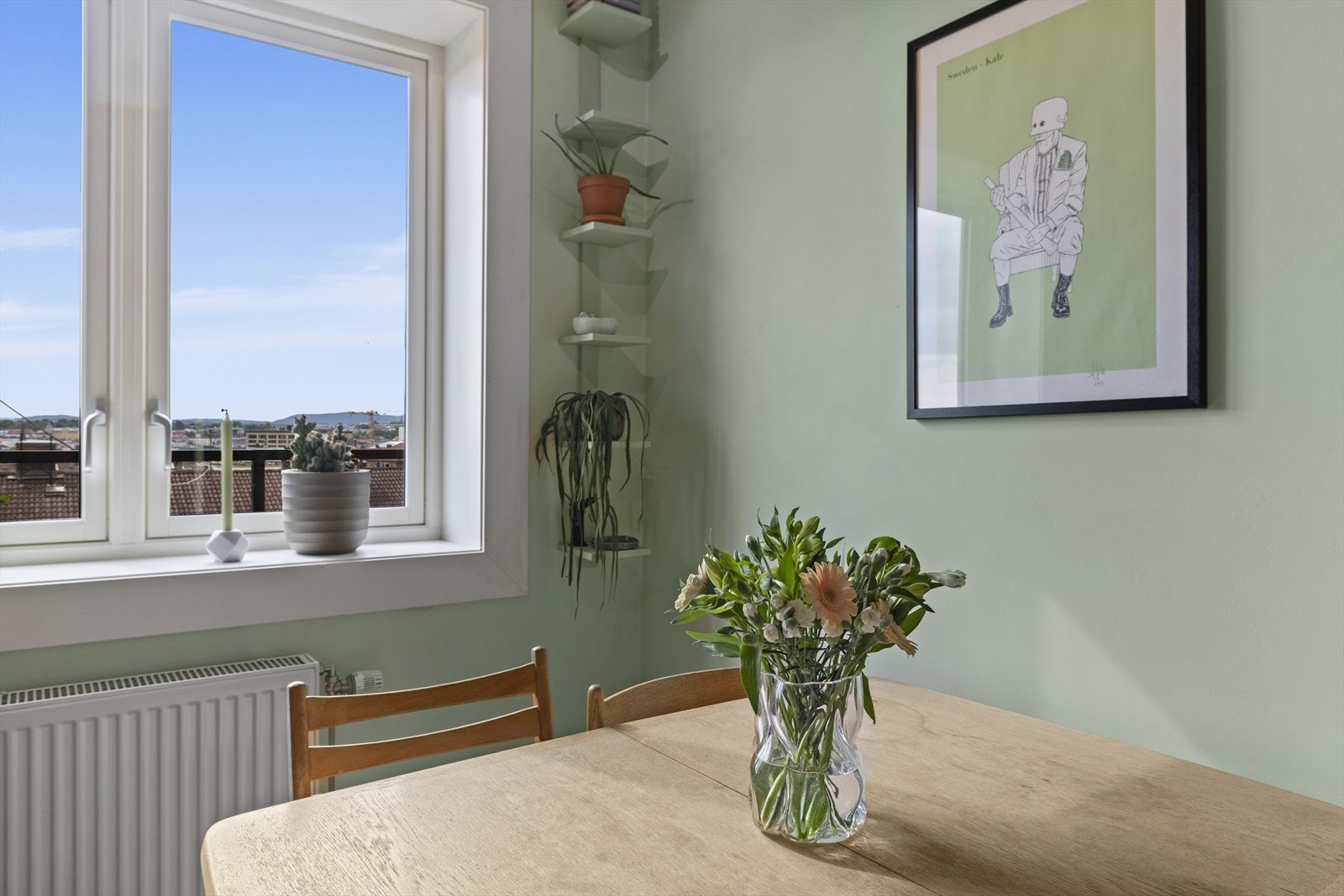 Det er naturlig plass til hyggelig spisebord på kjøkkenet. Galleribilde