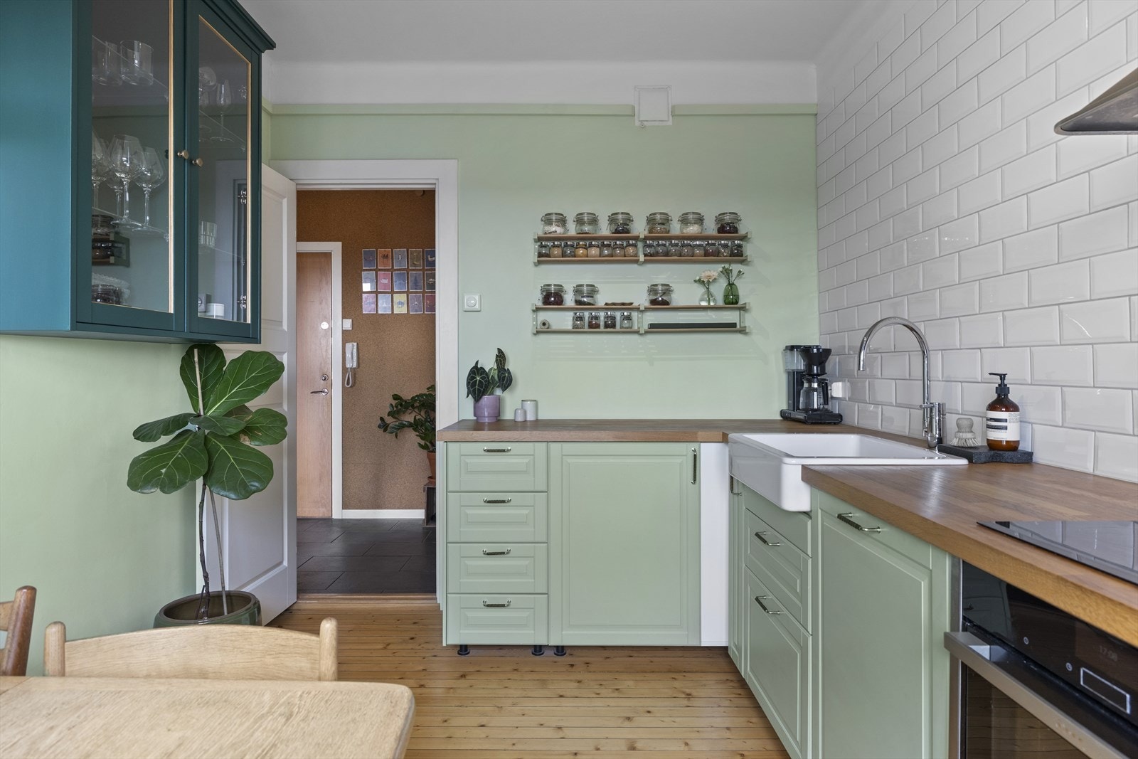 Integrerte hvitevarer er komfyr med keramisk topp. Ovn og kjøleskap/fryser er fra NEFF. Hvitevarene medfølger salget. Galleribilde