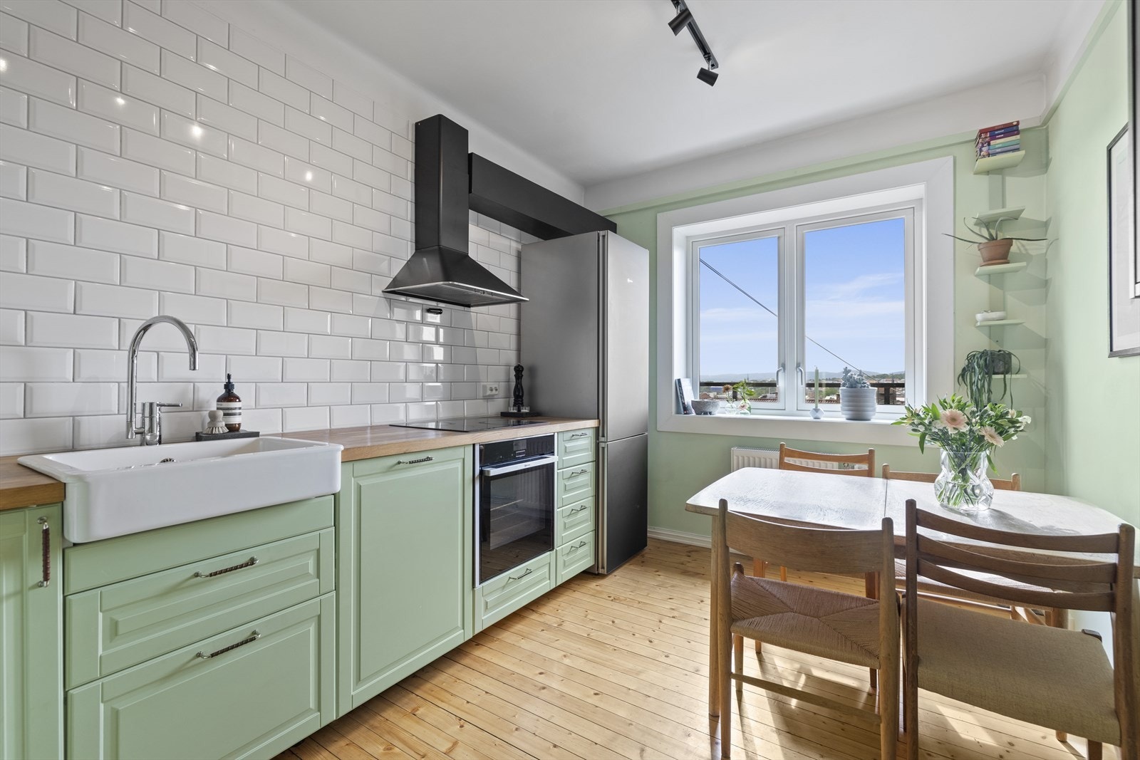 Separat og romslig Ikea kjøkken med kjøkkeninnredning fra 2019. Galleribilde