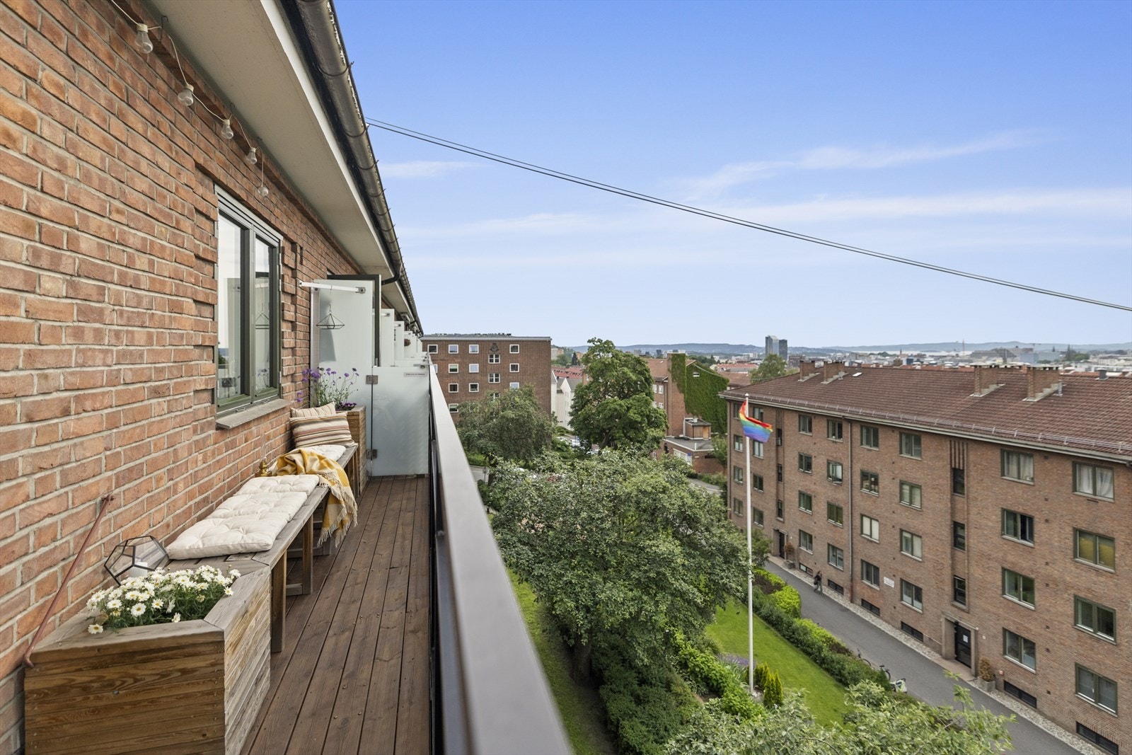 Plassbygde møbler på balkong montert 2021. Disse medfølger salget. Galleribilde