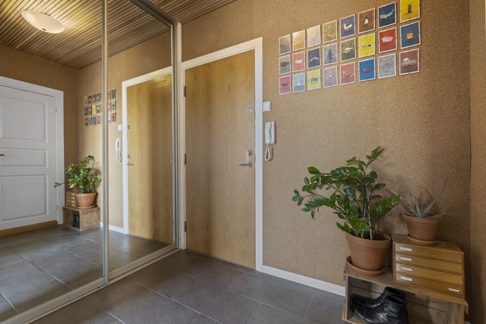 Entréen er innbydende og har god plass til å henge fra seg yttertøy og sette fra seg sko i praktisk skyvedørsgarderobe. Galleribilde