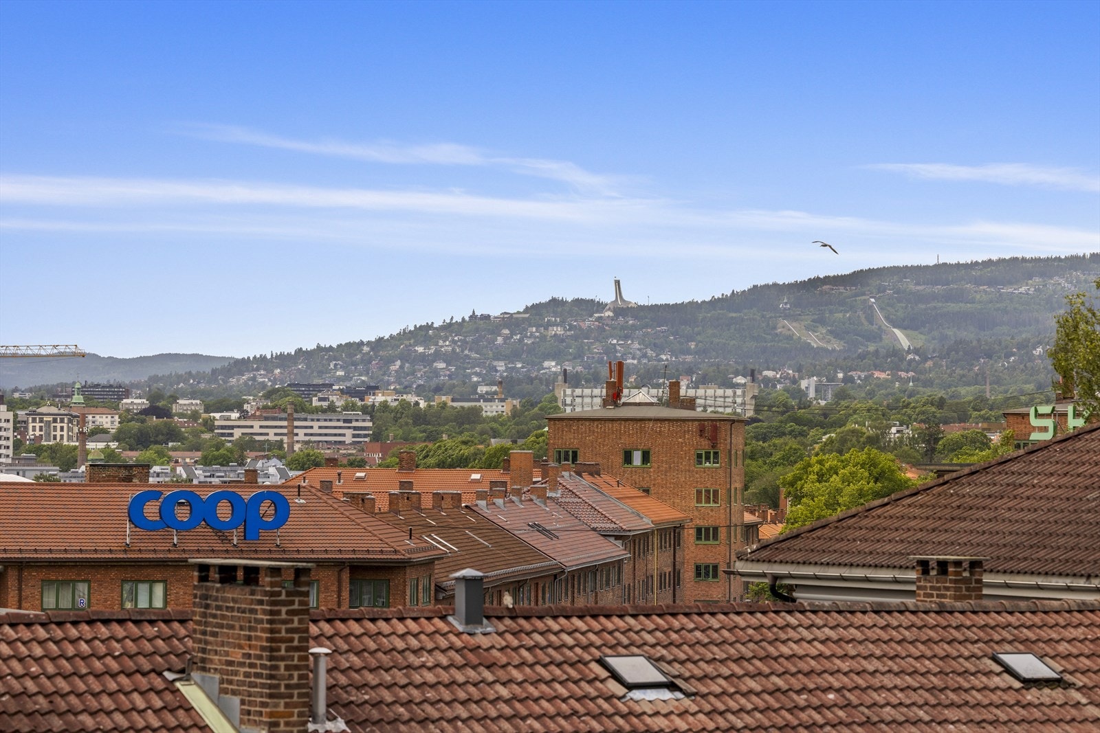I følge selger har man sol fra ca. 13.00 til solen går ned bak Holmenkollen. Galleribilde