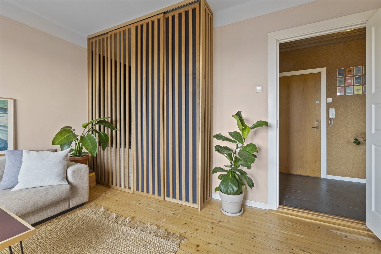 Veggen kan enkelt åpnes eller lukkes, noe som gir fleksibilitet til å bruke alkoven som soveplass. Galleribilde