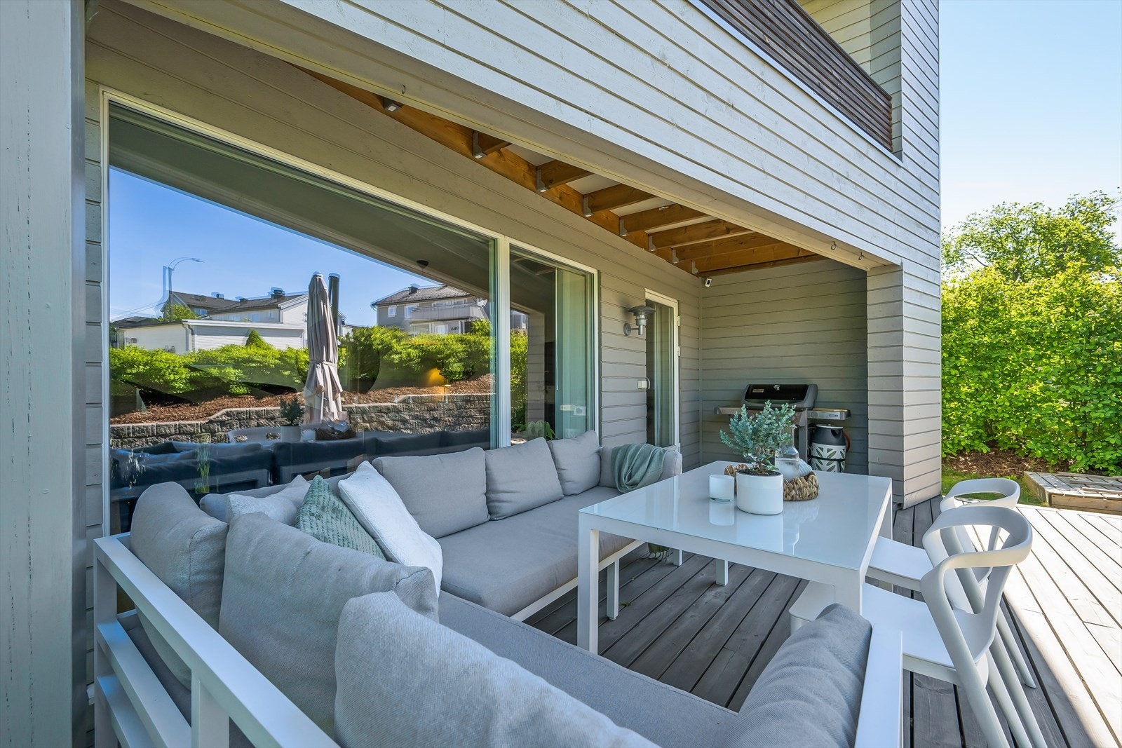 Delvis overbygget markterrasse med utgang fra spisestuen. Galleribilde