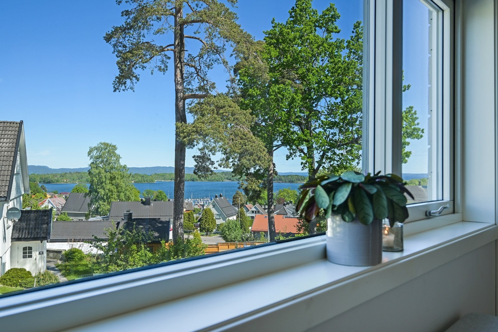 Fin sjøutsikt fra gangen. Galleribilde