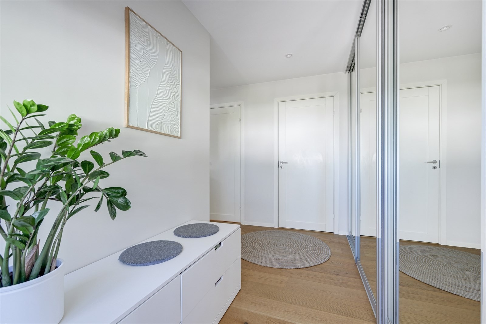 Entré med speil skyvedørsgarderobe, samt innvendig bod. Galleribilde