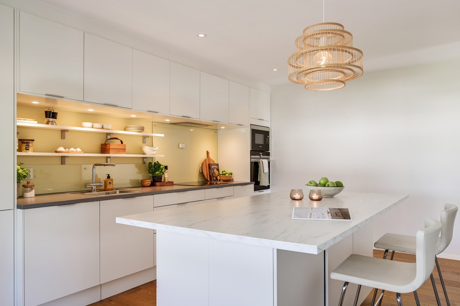 Her kan ungene gjøre lekser eller gjestene ta et glass vin mens man lager middag. Galleribilde