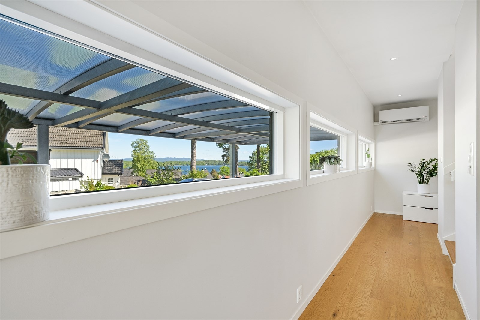 Gang med sjøutsikt. Galleribilde