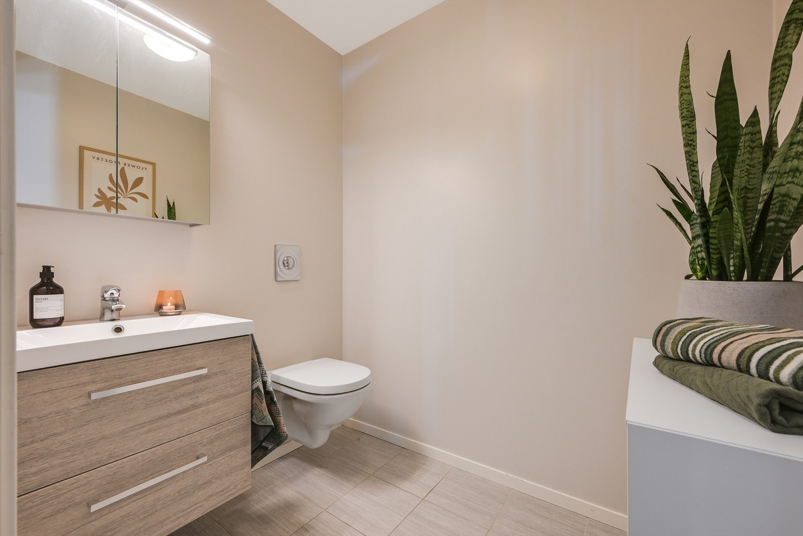 Romslig gjestetoalett i 1. etasje. Galleribilde