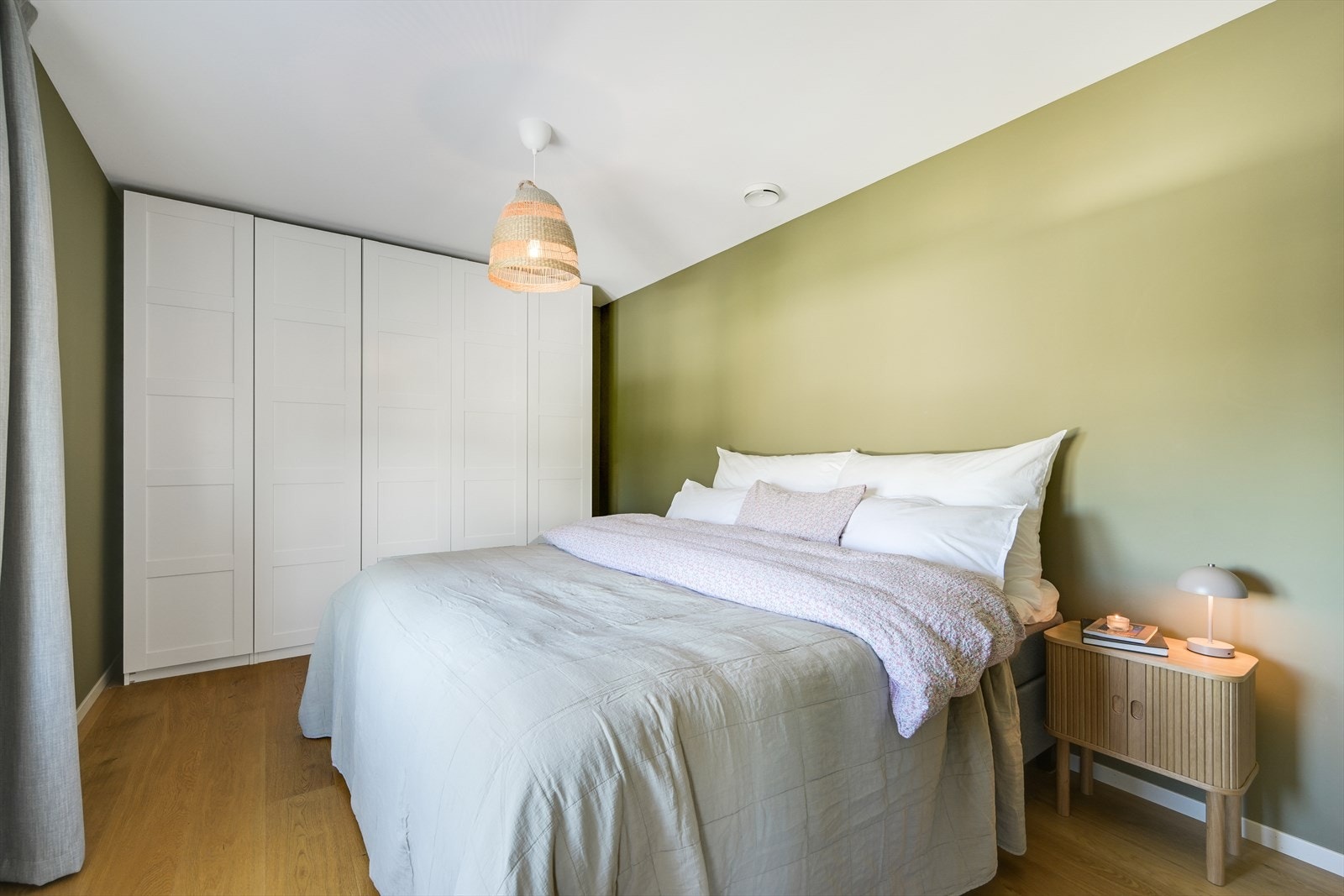 Soverom nr. 2 med rikelig garderobeplass. Galleribilde