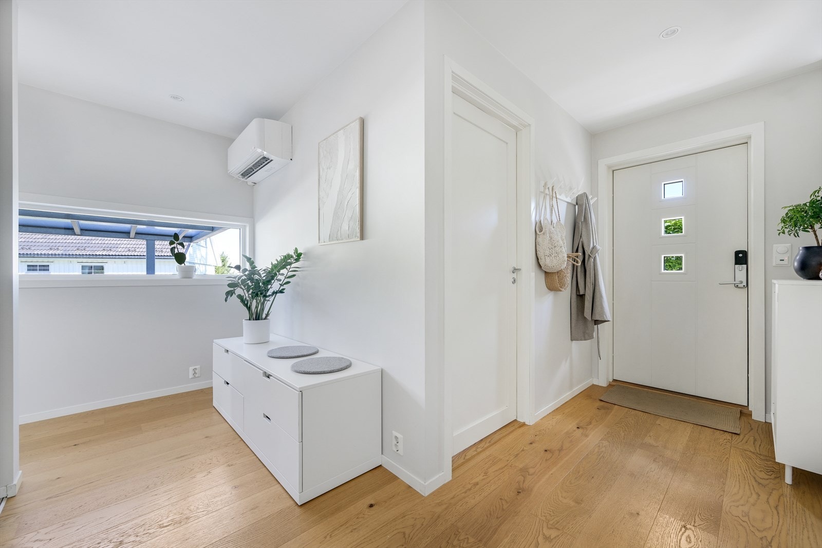 Entré med varmepumpe og varmekabler i gulv. Galleribilde