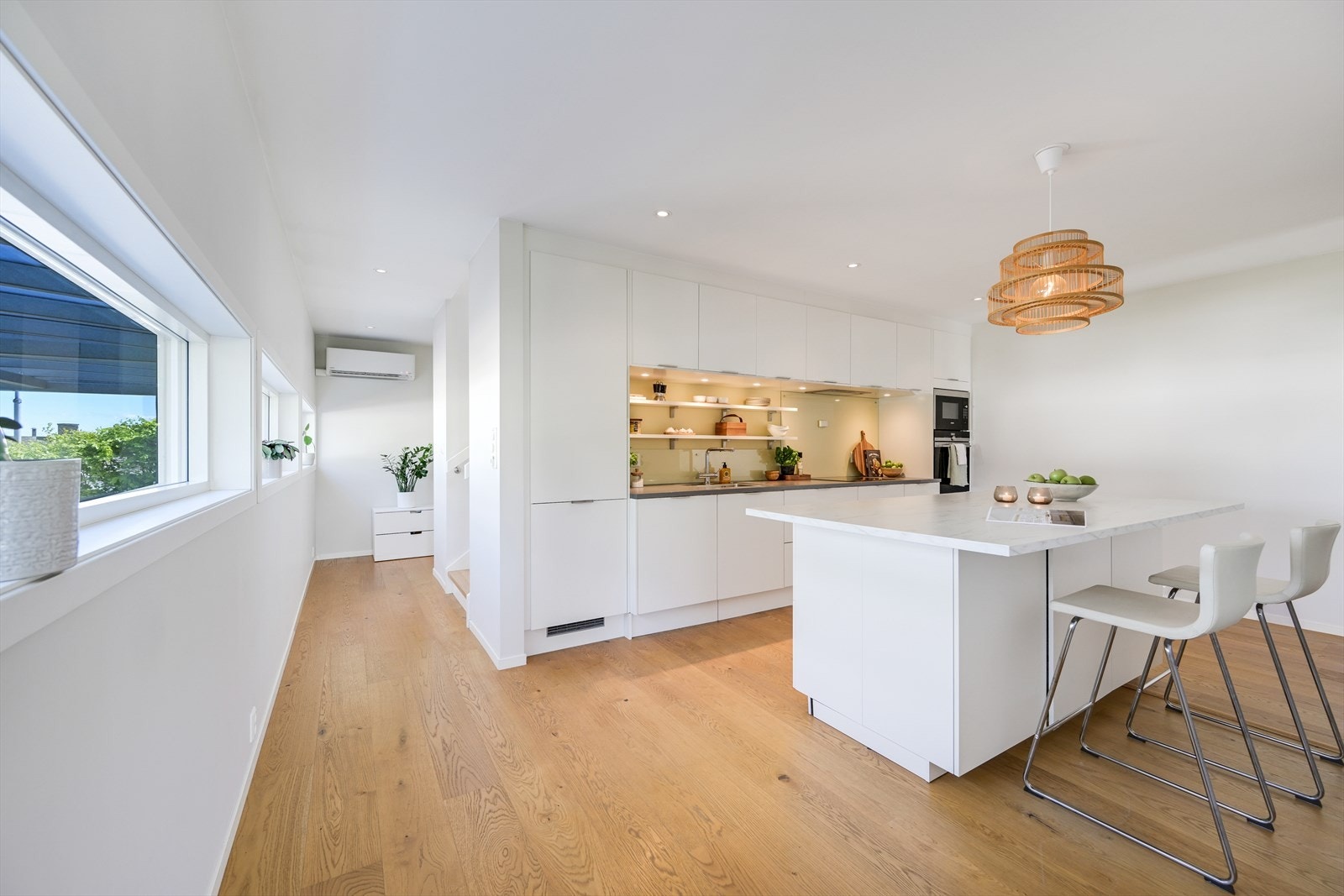 Lyst Marbodalkjøkken med integrerte hvitevarer og flott kjøkkenøy. Galleribilde