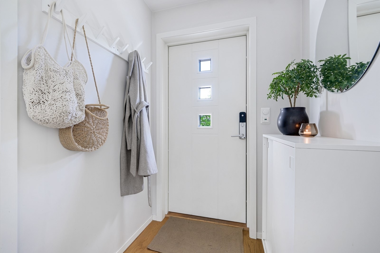 Entré med utgangsdør. Elektronisk dørlås medfølger. Galleribilde