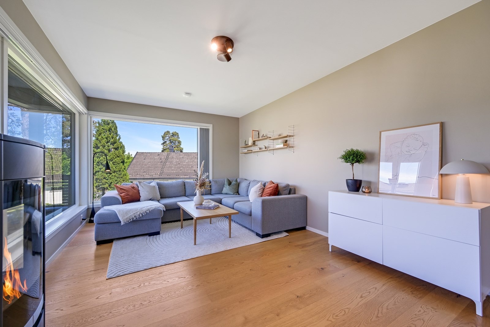 Stuen blir lys og fin med store vinduer. Galleribilde