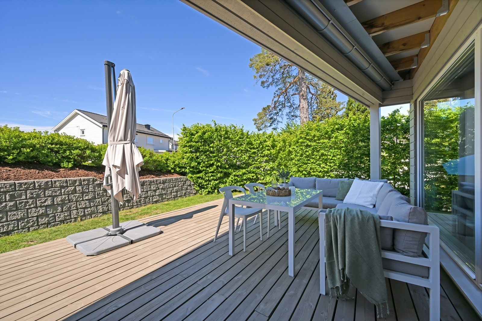 Romslig markterrasse på vestsiden av bygget. Galleribilde