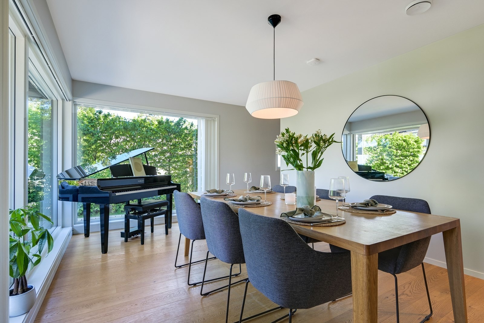 Spisestue med plass til stort spisebord og flygel. Store vindusflater gir en god romfølelse. Galleribilde