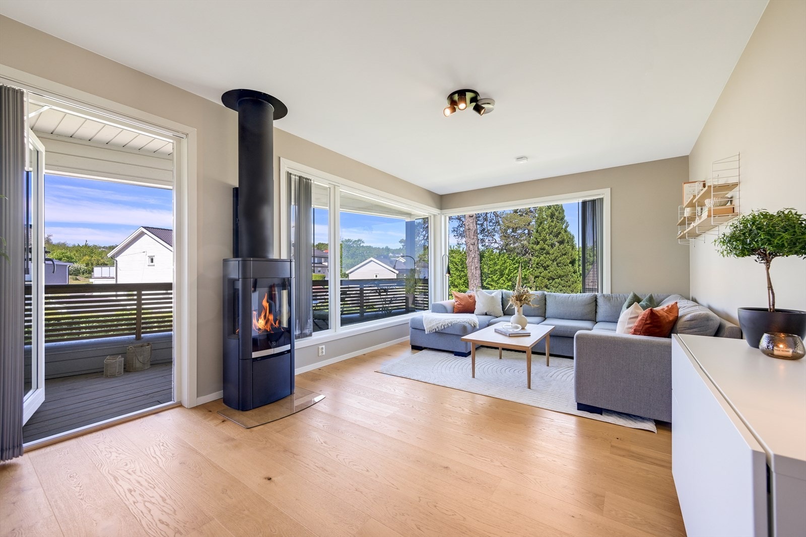 Stue i 2. etasje med utgang til vestvendt veranda. Galleribilde