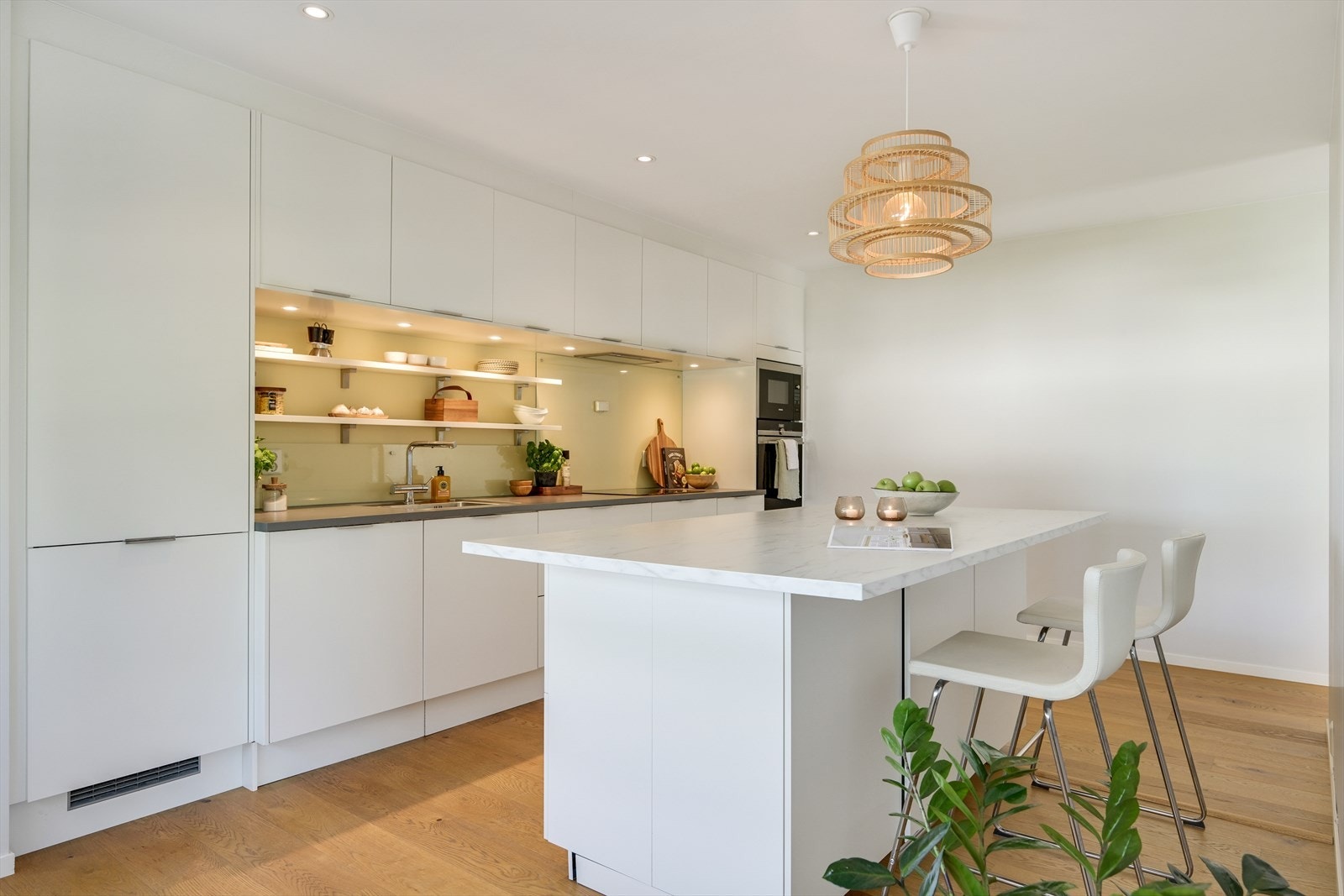 Rikelig med skap- og benkeplass. Galleribilde