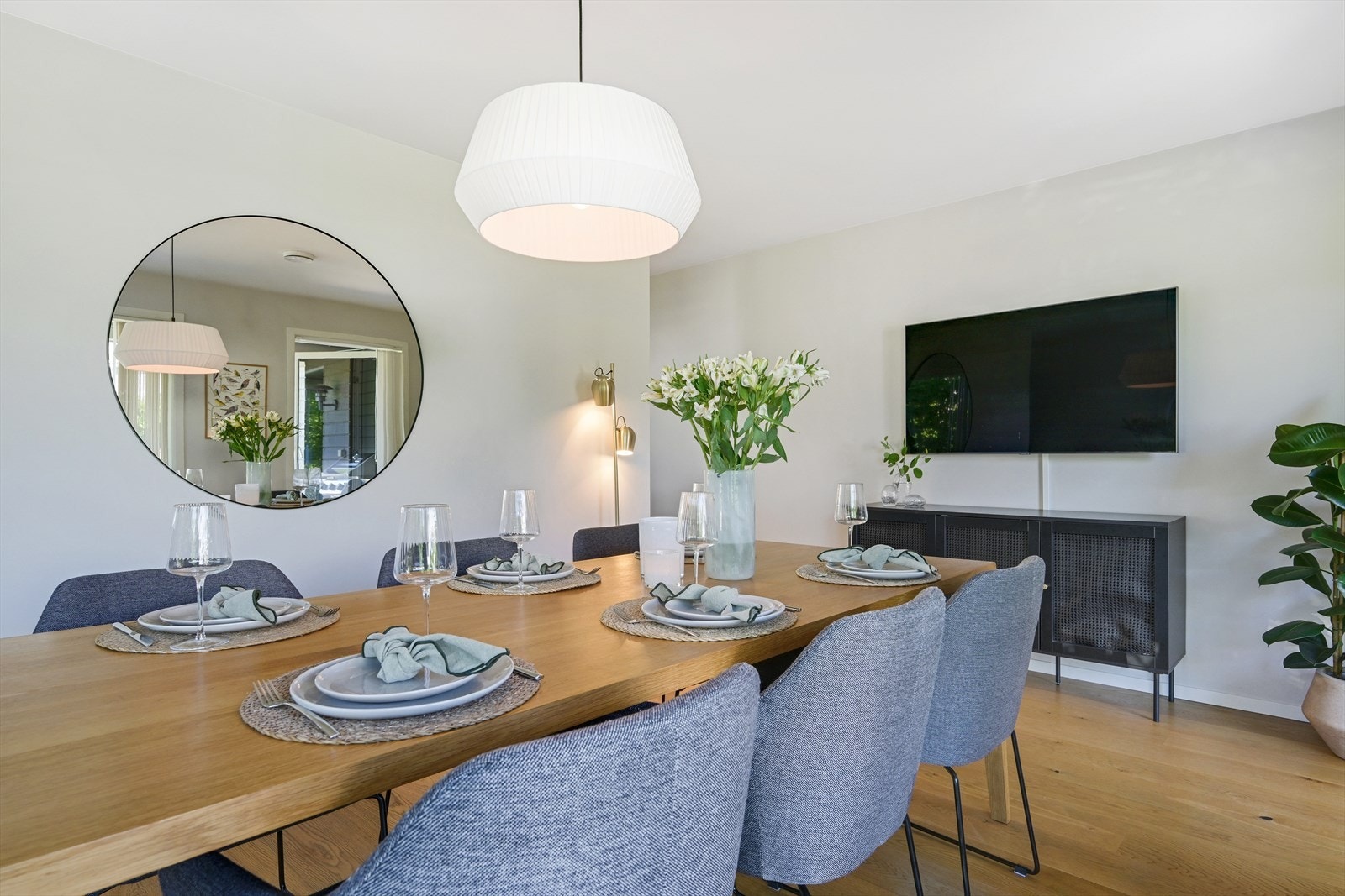 Spisestuen kan også kombineres med tv-stue. Galleribilde