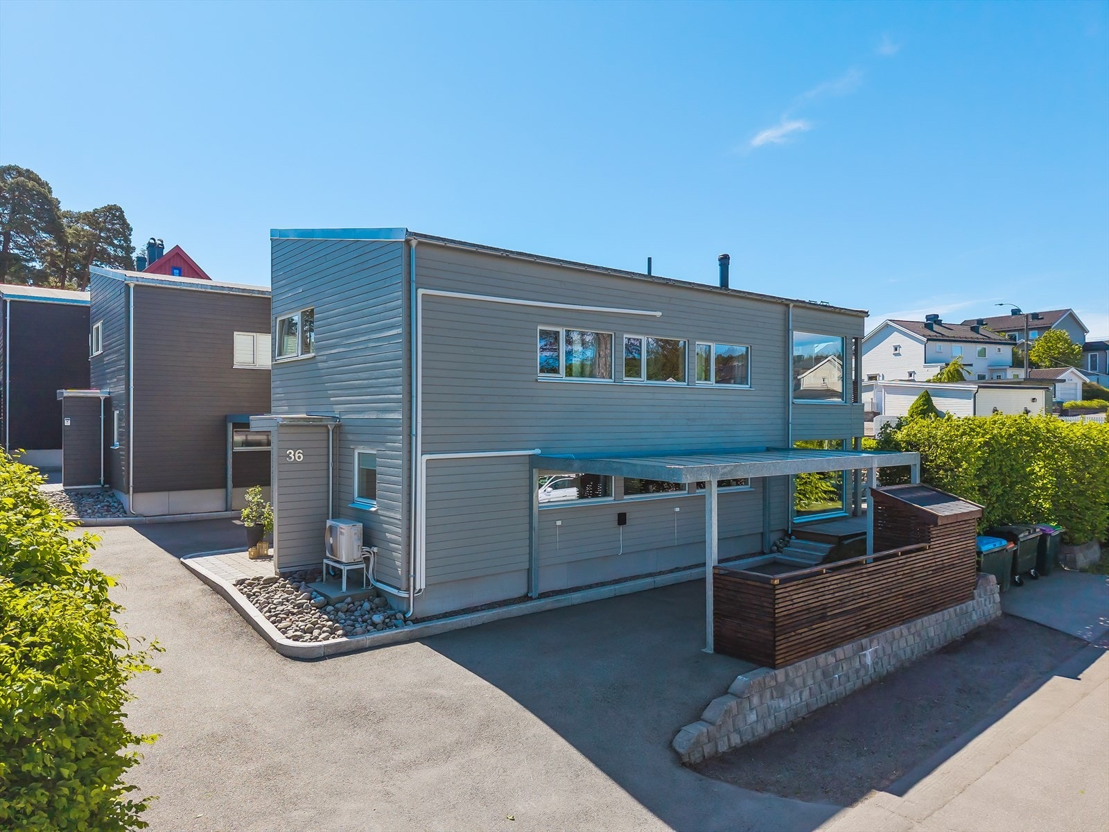 Pent opparbeidede utearealer, med carport med el-bil lader. Galleribilde