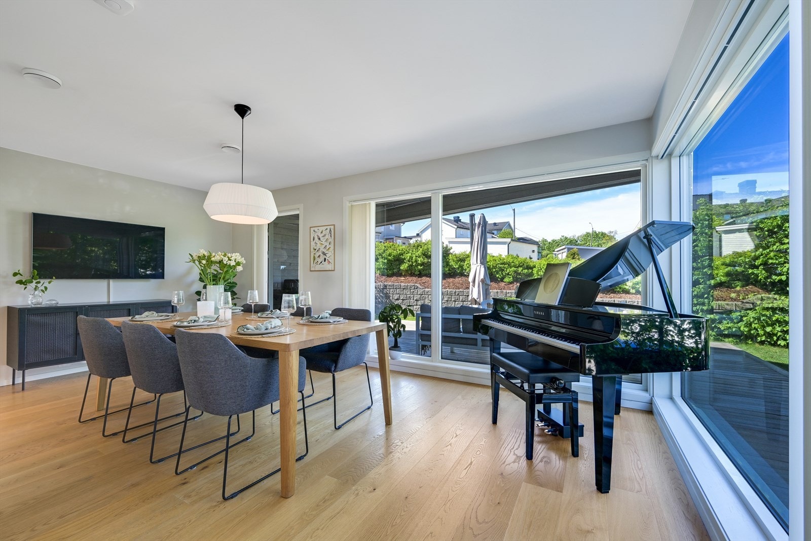 Spisestue med store vinduer ut mot eget uteareal. Galleribilde