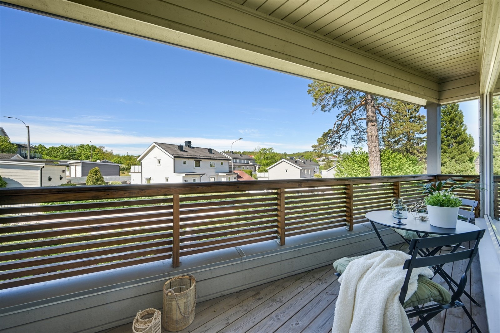 Overbygget veranda med bod i 2. etasje. Galleribilde